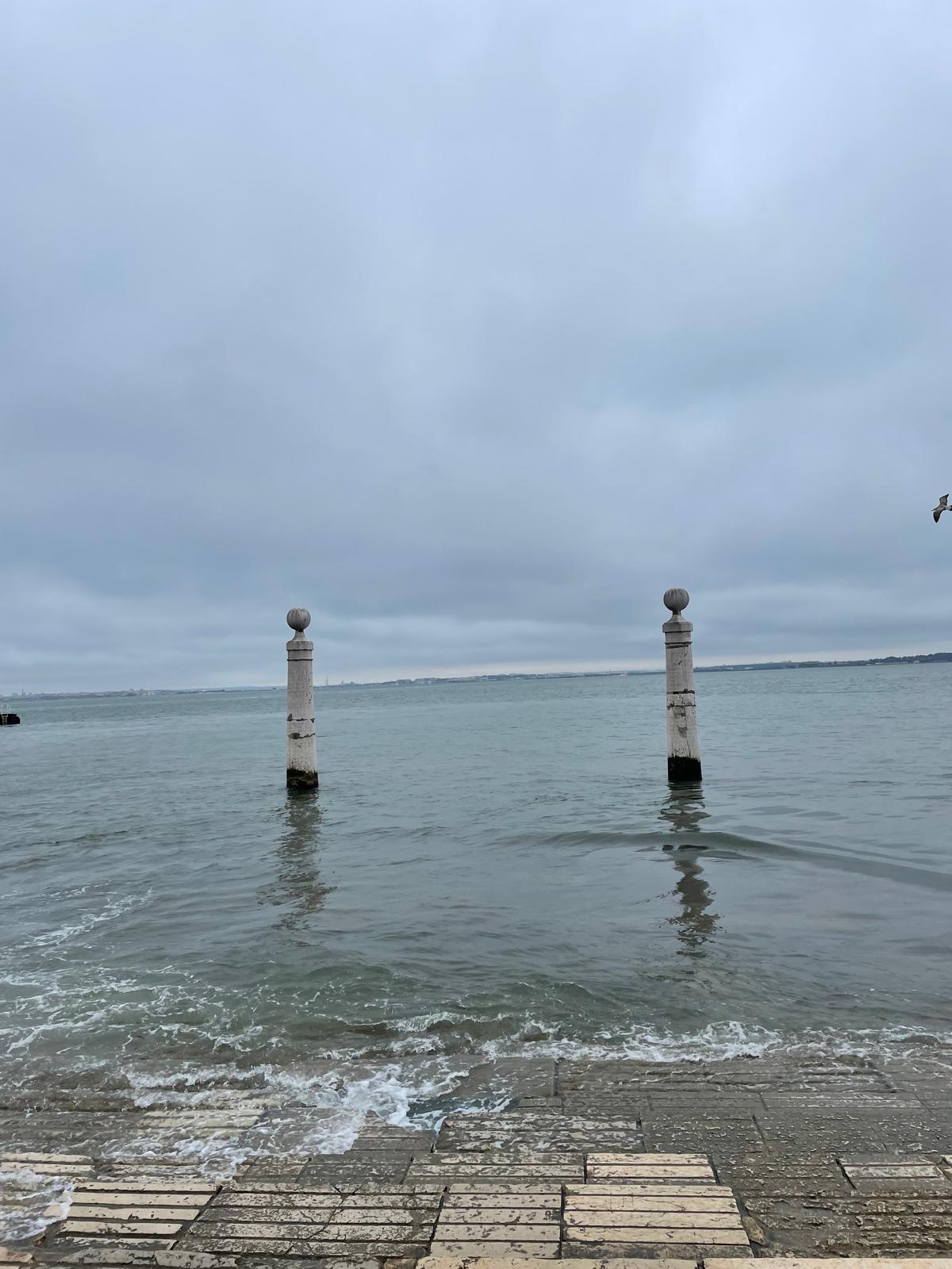As duas colunas do Cais das Colunas diante do Tejo, com os degraus junto à água