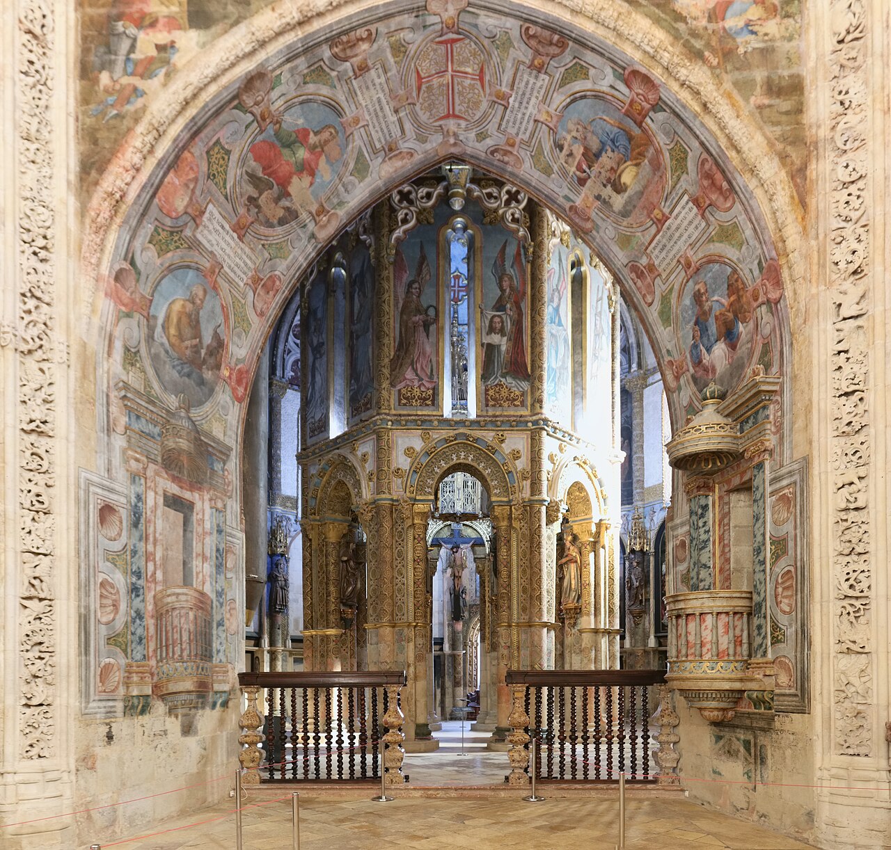 Interior ricamente decorado da Charola do Convento de Cristo, em Tomar