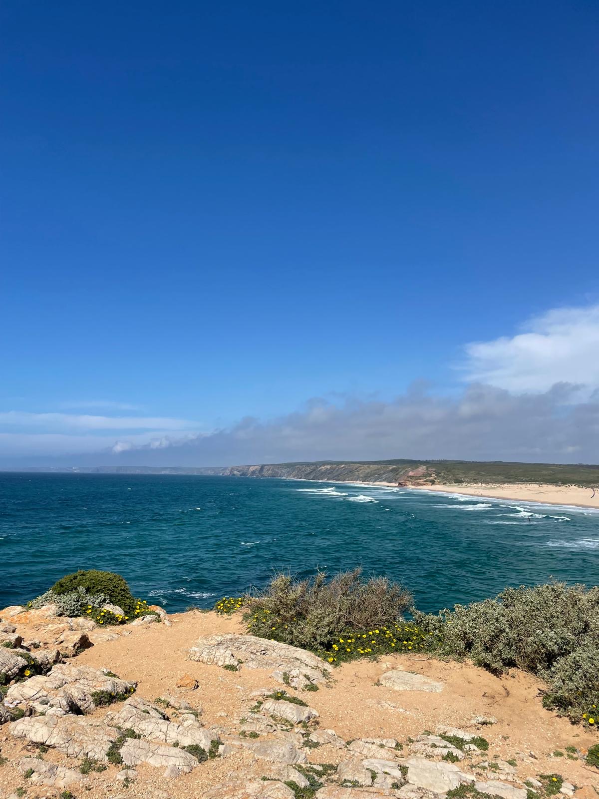 Mar azul, praia e falésias da costa atlântica portuguesa