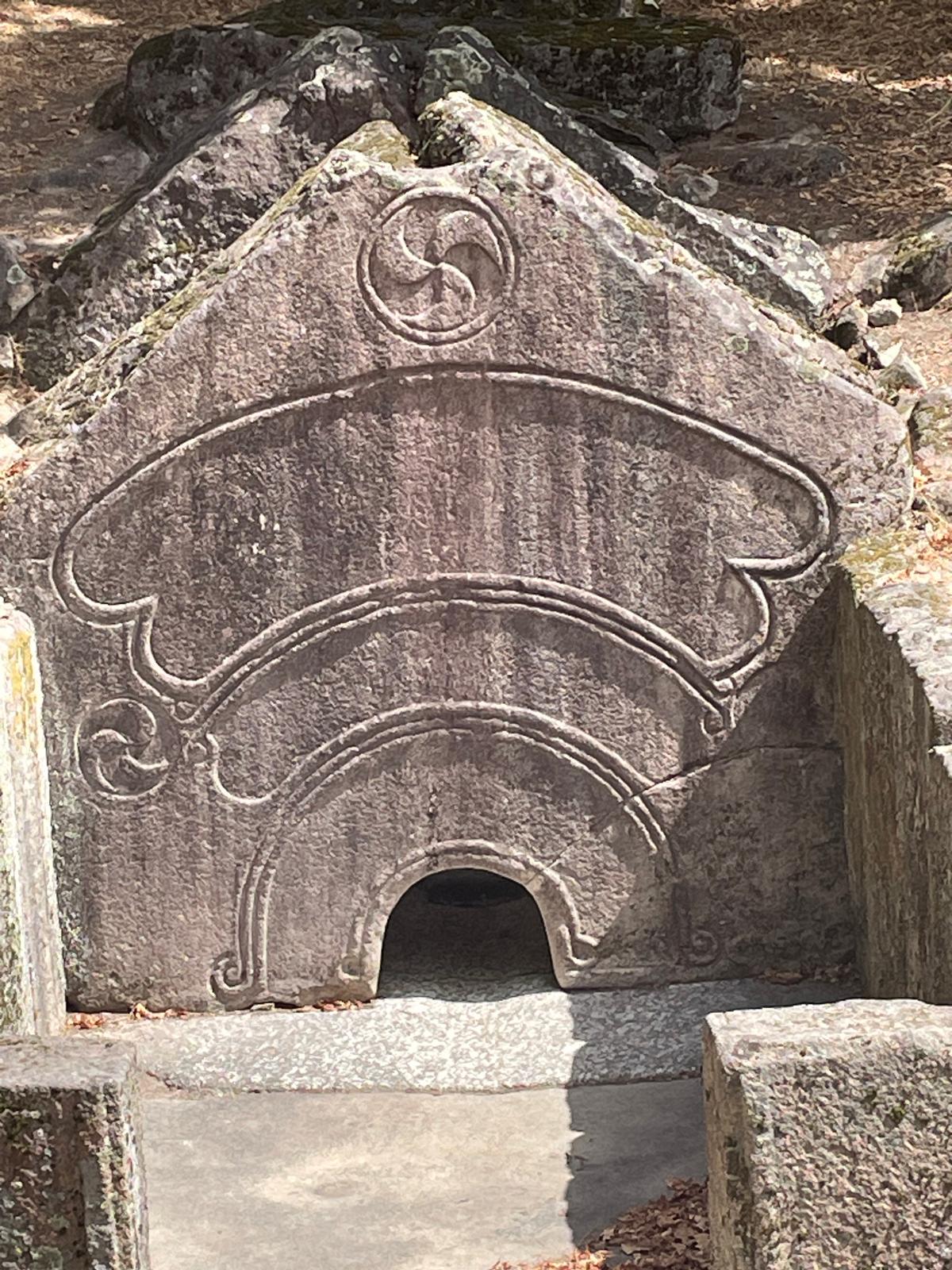 Pormenor da Pedra Formosa da Citânia de Briteiros, com motivos gravados na pedra